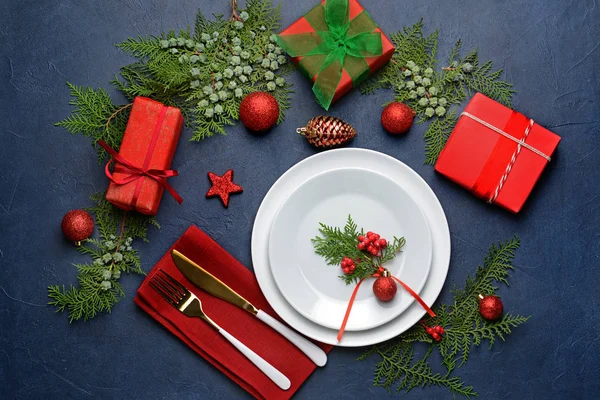Cenário de mesa bonita para o jantar de Natal no fundo de cor — Fotografia de Stock