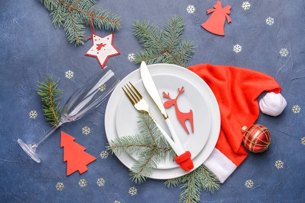 Beautiful table setting for Christmas dinner on color background — Stock Photo, Image