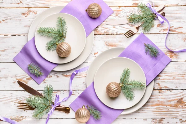 木製の背景にクリスマスディナーのための美しいテーブルの設定 — ストック写真