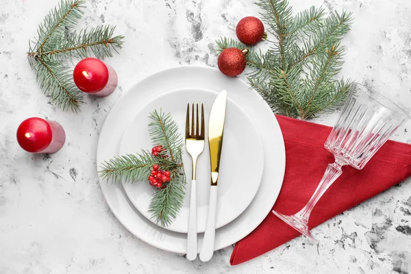 Cenário de mesa bonita para jantar de Natal no fundo de luz — Fotografia de Stock