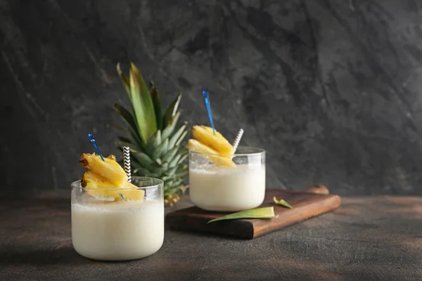 Copos de coquetel de Pina Colada saboroso na mesa — Fotografia de Stock