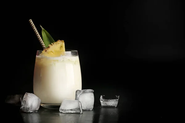 Стакан вкусного коктейля Пина Колада на тёмном фоне — стоковое фото