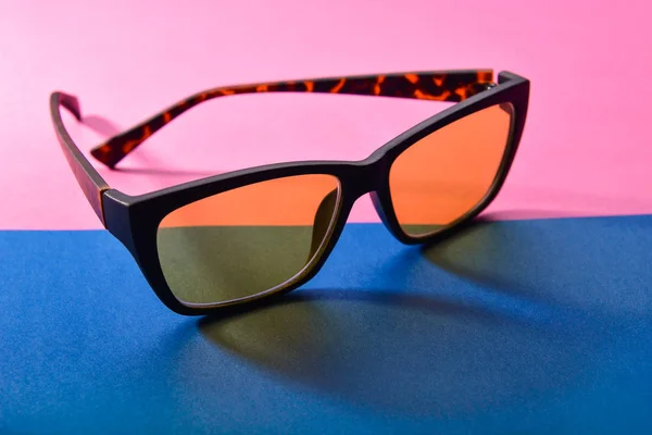 배경 색상에 세련 된 안경 — 스톡 사진