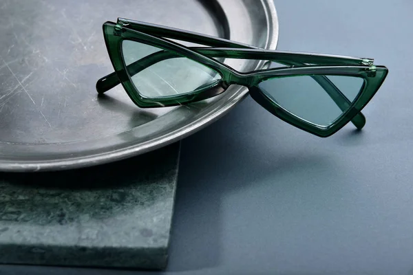 세련된 선글라스와 접시, 클로즈업 — 스톡 사진