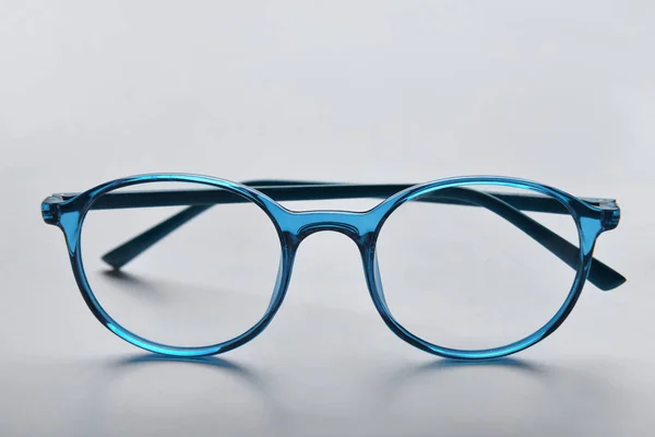 Κομψά γυαλιά σε ανοιχτόχρωμο φόντο — Φωτογραφία Αρχείου