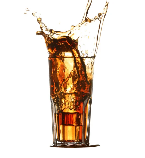 Glas kalte Cola mit Spritzer auf weißem Hintergrund — Stockfoto