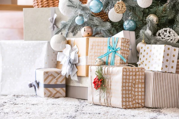 Molte belle scatole regalo sotto l'albero di Natale — Foto Stock