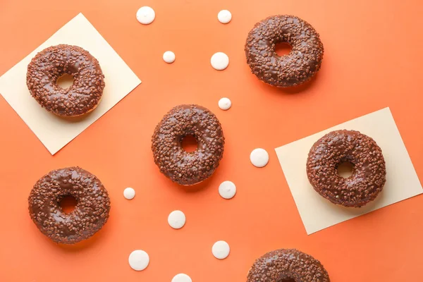 Doce saboroso donuts em fundo de cor — Fotografia de Stock