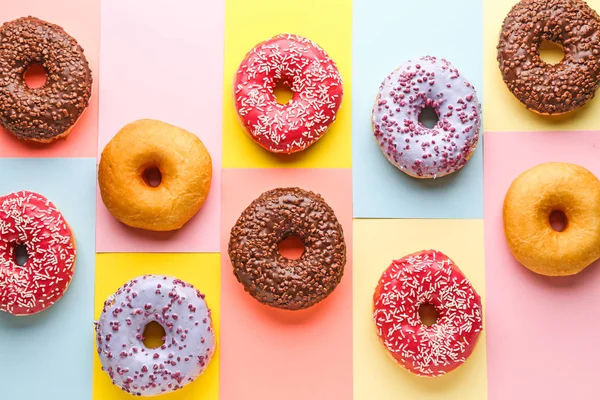 Doce saboroso donuts em fundo de cor — Fotografia de Stock