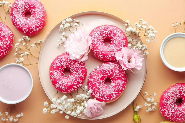 Composição com doces saborosos donuts e flores no fundo de cor — Fotografia de Stock