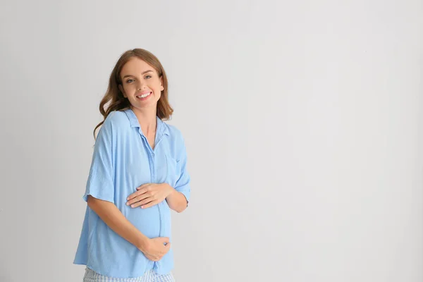 Gyönyörű terhes nő a fény háttér — Stock Fotó