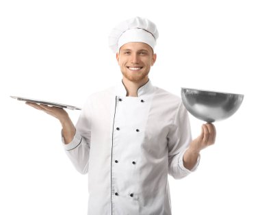 Beyaz arka plan üzerinde tepsi ve cloche ile Yakışıklı erkek şef