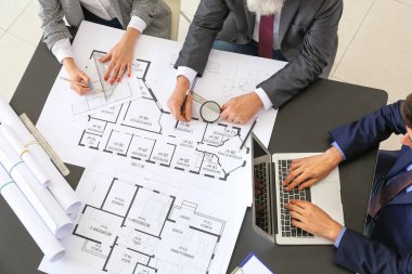 Projeyi ofiste tartışan mimarlar ekibi