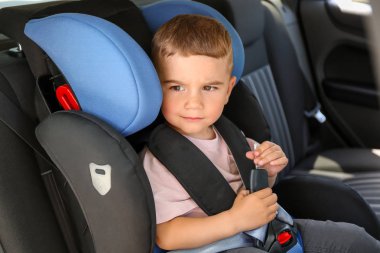 Erkek bebek araba koltuğuna bükülmüş