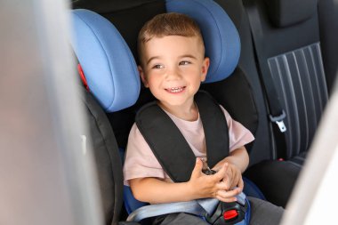 Erkek bebek araba koltuğuna bükülmüş