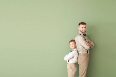 Renkli arka planda moda baba ve oğul portresi