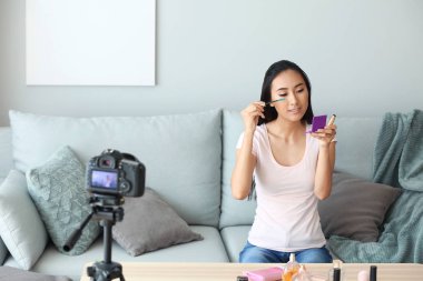 Asyalı güzellik blogcusu evde video kaydediyor