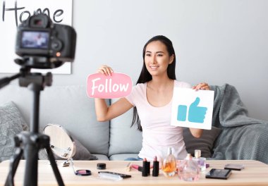 Asyalı güzellik blogcusu evde video kaydediyor