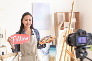 Atölyede Kadın Asya blogger kayıt video