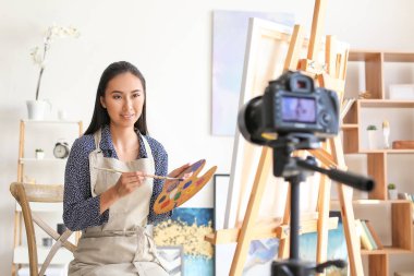 Atölyede Kadın Asya blogger kayıt video