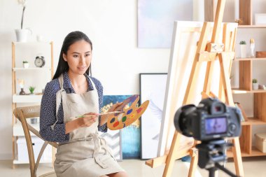 Atölyede Kadın Asya blogger kayıt video