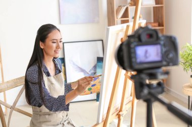Atölyede Kadın Asya blogger kayıt video