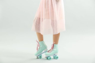 Hafif arka plan karşı paten güzel genç kadın