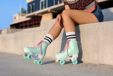 Açık havada paten üzerinde güzel genç kadın