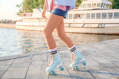 Açık havada paten üzerinde güzel genç kadın