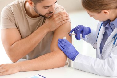 Klinikte Doktor telkih genç adam