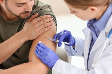 Klinikte Doktor telkih genç adam