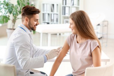 Doktora klinikte genç kadın telkih