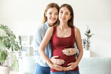 Evde Mutlu hamile lezbiyen çift