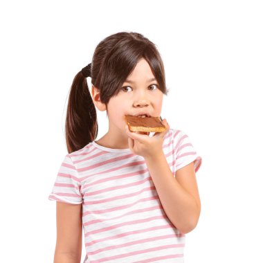Komik küçük kız beyaz arka plan üzerinde lezzetli tost yeme