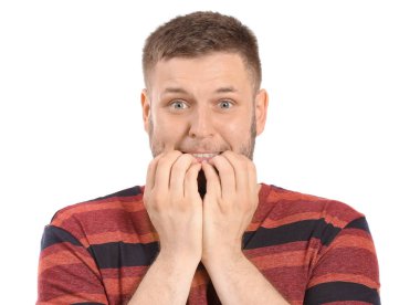 Adam beyaz zemin üzerine panik atak