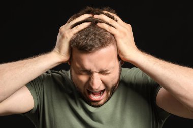 Adam koyu arka plan üzerinde panik atak