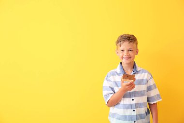 Komik küçük çocuk renkli arka plan üzerinde yayılan çikolata ile lezzetli tost tutarak