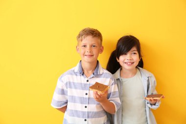 Renkli arka planda lezzetli tostile komik küçük çocuklar