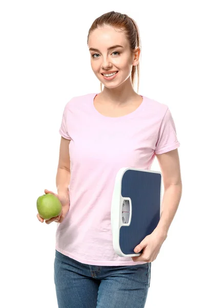 Junge Frau mit Apfel und Schuppen auf weißem Hintergrund. Gewichtsverlust-Konzept — Stockfoto