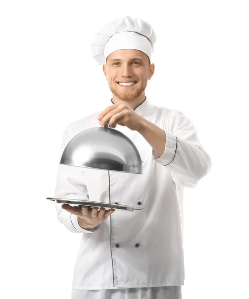 Knappe mannelijke chef-kok met lade en Cloche op witte achtergrond — Stockfoto