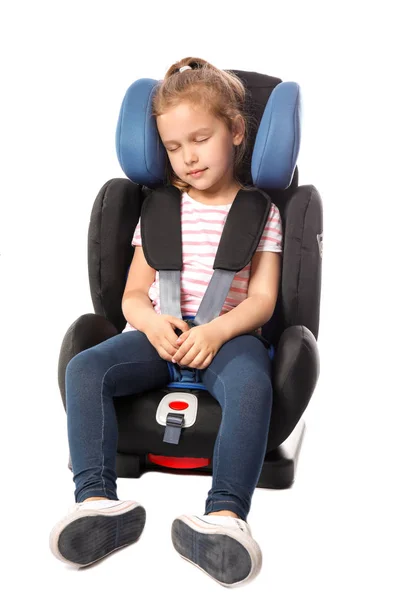 Menina dormindo fivela no assento de segurança do carro no fundo branco — Fotografia de Stock