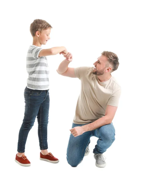 Porträtt av Happy far och son stöta knytnävar på vit bakgrund — Stockfoto