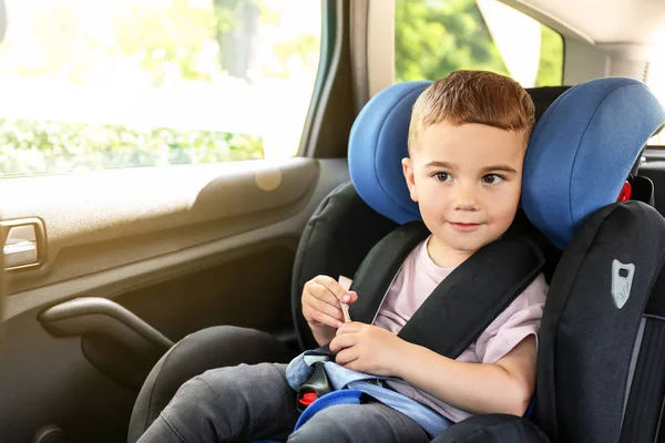 Niño abrochado en el asiento del coche —  Fotos de Stock