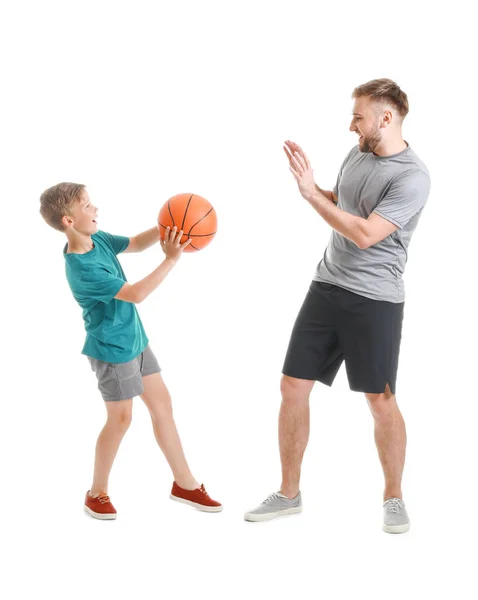 Père et fils jouant avec la balle sur fond blanc — Photo