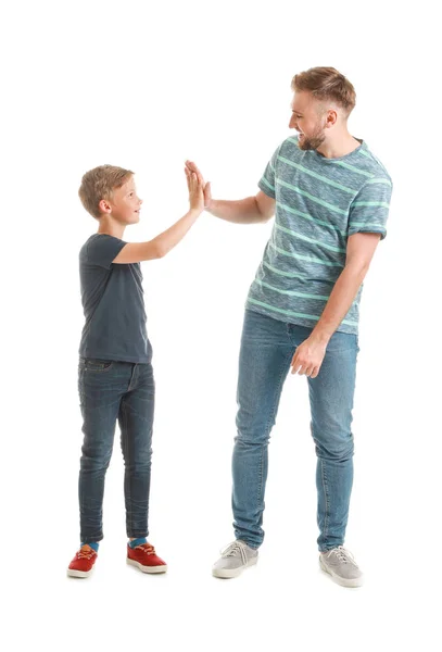 Pai e filho dando uns aos outros high-five no fundo branco — Fotografia de Stock