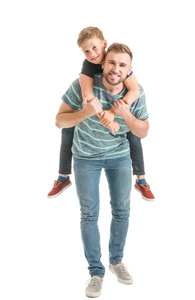 Porträt eines glücklichen Vaters und Sohnes auf weißem Hintergrund — Stockfoto