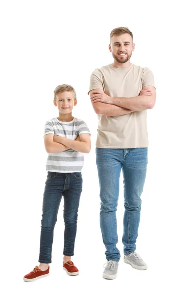 Портрет счастливого отца и сына на белом фоне — стоковое фото