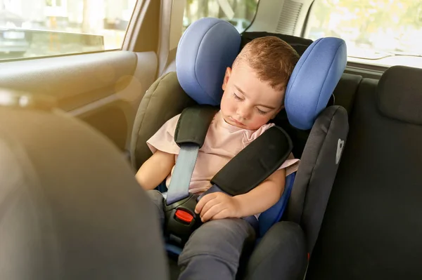 Dormir bebé niño abrochado en asiento de coche —  Fotos de Stock