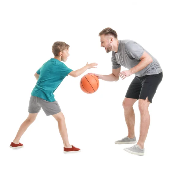 Pai e filho brincando com bola no fundo branco — Fotografia de Stock