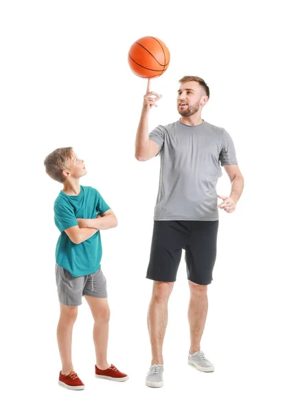 Padre e hijo jugando con pelota sobre fondo blanco —  Fotos de Stock